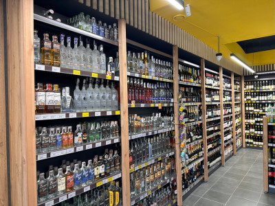 Зображення торгових стелажів пристінних для магазинів