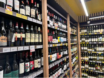 Зображення торгових стелажів пристінних для магазинів