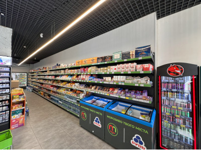 Зображення: торгові стелажі пристінні в магазині