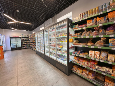 Зображення: холодильні регали з скляними дверима