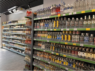 Зображення: торгові стелажі пристінні під алкоголь