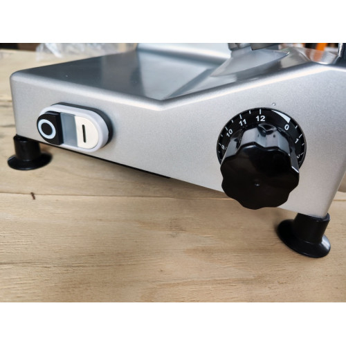 Слайсер BECKERS BKL 250 PRO, диск 250 мм, ніж хром. сталь, нарізка 160x210 мм, 160 Вт 220 В, 390x510x380 мм, Італія, для магазинів/ресторанів