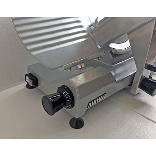 Слайсер AIRHOT SL-220, 220 мм ніж, нарізка 0,2–12 мм, 0,12 кВт/220 В, габ. 477×392×350 мм, Китай, гарант. 12 міс, для магазинів, ресторанів